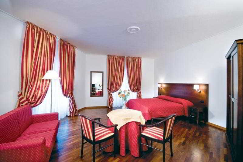 Inn Rome Rooms & Suites Стая снимка